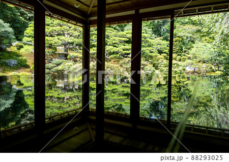 風景素材　座敷机に映る鮮やかな緑の日本庭園 88293025