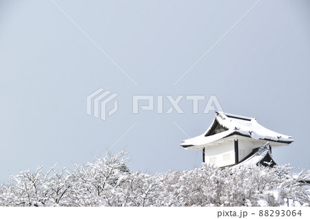 金沢城　石川門の雪景色 88293064