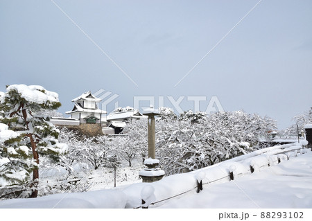 金沢城　石川門の雪景色 88293102