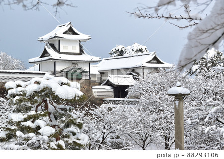 金沢城　石川門の雪景色 88293106