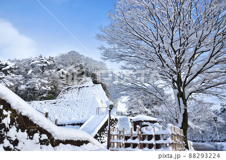 金沢城　お堀通りの雪景色 88293224
