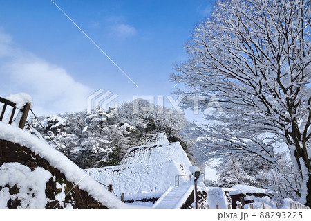 金沢城　お堀通りの雪景色 88293225