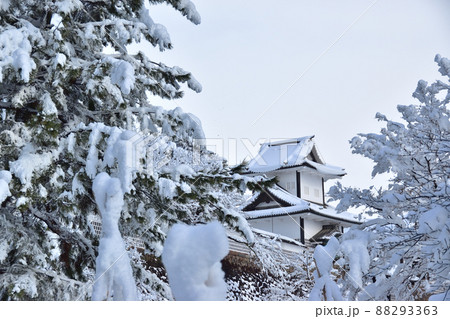 金沢城　石川門の雪景色 88293363