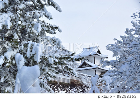 金沢城　石川門の雪景色 88293365