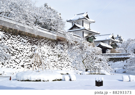 金沢城　石川門の雪景色 88293373