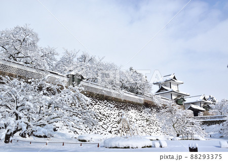 金沢城　石川門の雪景色 88293375