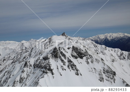 〔長野県／岐阜県・4月〕北穂高岳山頂から眺める、北アルプス盟主「槍ヶ岳」へと長い稜線 88293433
