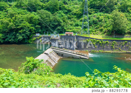 わたらせ渓谷　 渡良瀬川　黒保根町付近の堰堤　初夏の風景　　　 88293778