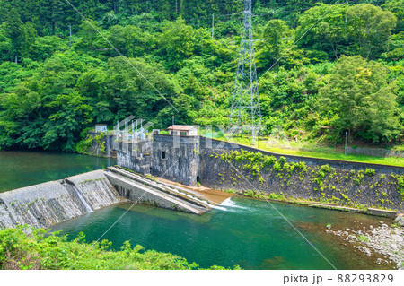 わたらせ渓谷　 渡良瀬川　黒保根町付近の堰堤　初夏の風景　　　 88293829