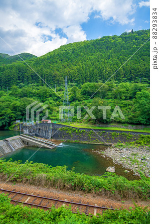 わたらせ渓谷　 渡良瀬川　黒保根町付近の堰堤　初夏の風景　　　 88293834