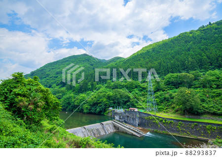 わたらせ渓谷　 渡良瀬川　黒保根町付近の堰堤　初夏の風景　　　 88293837