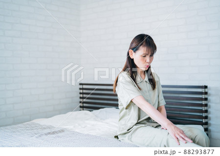 ベッドルームにいるミドル世代の女性（膝） 88293877