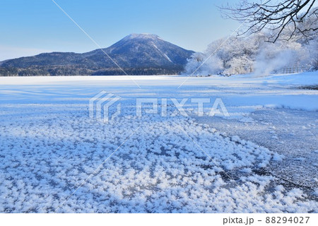 阿寒湖のフロストフラワーと雄阿寒岳 88294027