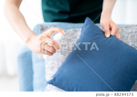 ソファを消毒する主婦の手元【パーツカット】 88294373