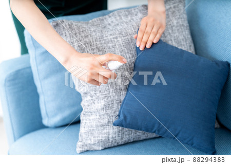 ソファを消毒する主婦の手元【パーツカット】 ソファを消毒する主婦の手元【パーツカット】 88294383