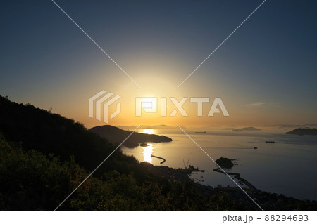 《広島県》グリーンラインから眺める明け方の風景 88294693