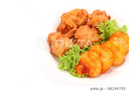 鶏のから揚げ　大きいエビチリ　明るい背景 88294785
