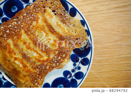パリパリに焼き上げられた羽根つき餃子 88294792
