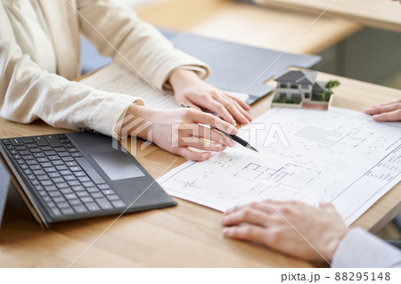 不動産の間取りの打ち合わせをするアジア人ビジネスパーソン 88295148