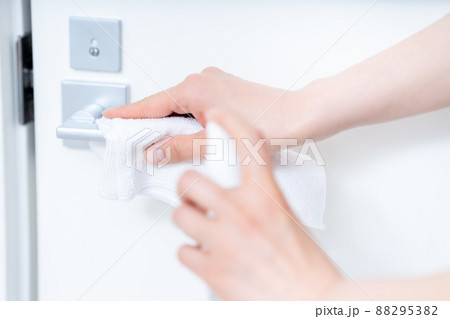 ドアノブを消毒する女性の手元【パーツカット】 88295382