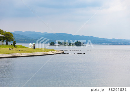 EOSR6.島根松江、穴道湖小島とオブジェ。 88295821