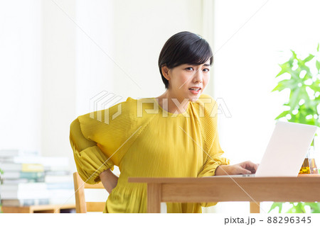 腰痛に悩む若い女性 疲れ 疲労 パソコン テレワーク 腰痛に悩む若い女性 疲れ 疲労 パソコン テレワーク 88296345