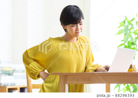 腰痛に悩む若い女性　疲れ　疲労　パソコン　テレワーク 88296393