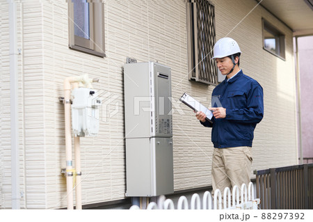 作業服を着たビジネスマン　給湯器 88297392