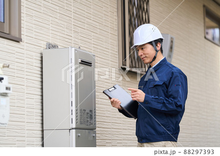 作業服を着たビジネスマン 給湯器 作業服を着たビジネスマン 給湯器 88297393