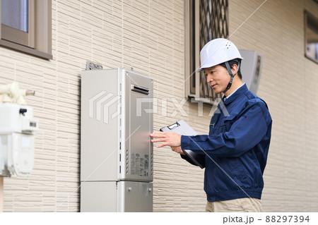 作業服を着たビジネスマン　給湯器 88297394