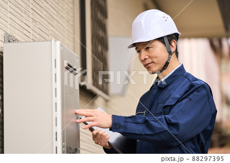 作業服を着たビジネスマン　給湯器 88297395