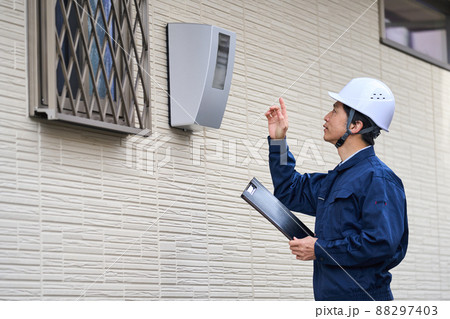 作業服を着たビジネスマン　スマートメーター 88297403