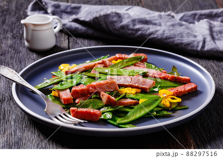fried sugar snap peas with tuna slices 88297516