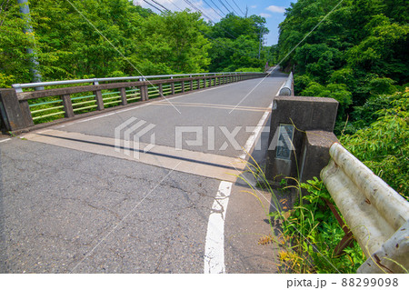 上田澤橋付近交差点　渡良瀬川支流　小黒川　黒保根町　初夏の風景　　　 88299098
