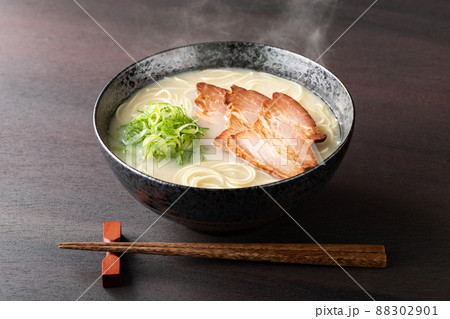 湯気が上がる、シズル感のある豚骨ラーメン 湯気が上がる、シズル感のある豚骨ラーメン 88302901
