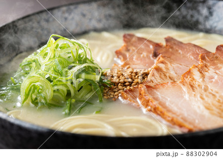 湯気が上がる、シズル感のある豚骨ラーメン 湯気が上がる、シズル感のある豚骨ラーメン 88302904