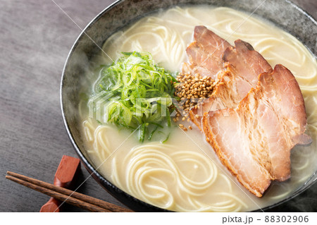 湯気が上がる、シズル感のある豚骨ラーメン 湯気が上がる、シズル感のある豚骨ラーメン 88302906