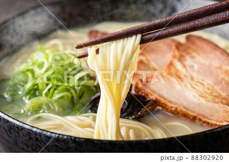 湯気が上がる、シズル感のある豚骨ラーメン 88302920