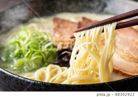 湯気が上がる、シズル感のある豚骨ラーメン 88302922