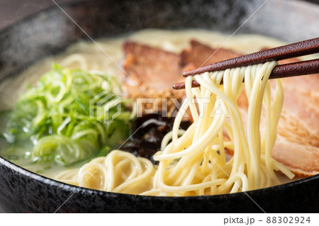 湯気が上がる、シズル感のある豚骨ラーメン 88302924