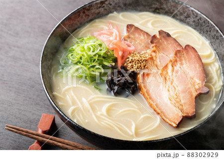 湯気が上がる、シズル感のある豚骨ラーメン 湯気が上がる、シズル感のある豚骨ラーメン 88302929