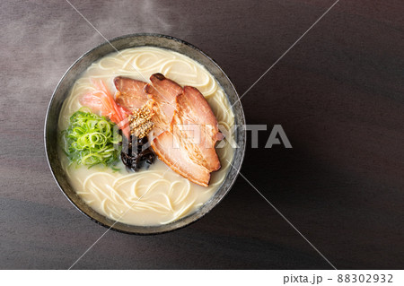 湯気が上がる、シズル感のある豚骨ラーメン 88302932