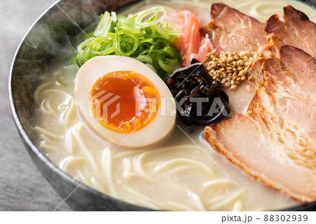 湯気が上がる、シズル感のある豚骨ラーメン 湯気が上がる、シズル感のある豚骨ラーメン 88302939