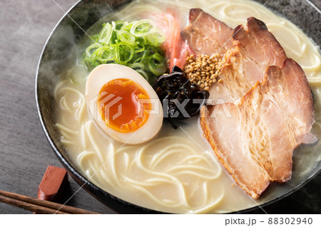 湯気が上がる、シズル感のある豚骨ラーメン 湯気が上がる、シズル感のある豚骨ラーメン 88302940