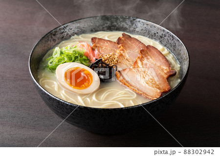 湯気が上がる、シズル感のある豚骨ラーメン 88302942