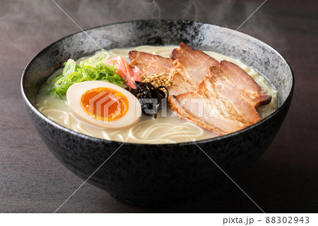 湯気が上がる、シズル感のある豚骨ラーメン 88302943