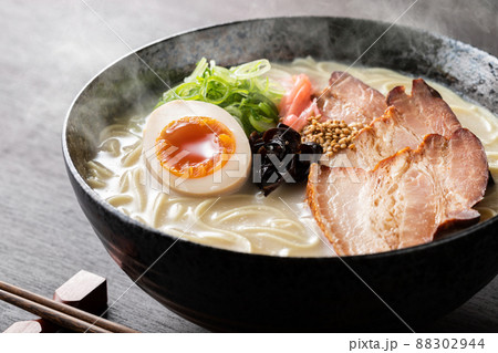 湯気が上がる、シズル感のある豚骨ラーメン 湯気が上がる、シズル感のある豚骨ラーメン 88302944