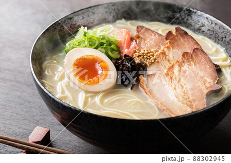 湯気が上がる、シズル感のある豚骨ラーメン 88302945