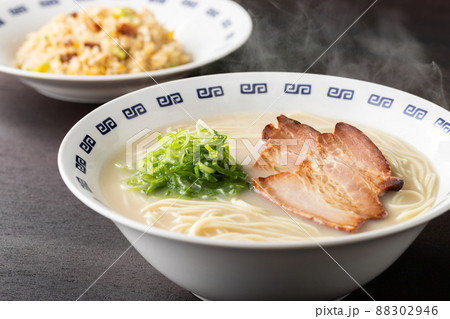 湯気が上がる、シズル感のある豚骨ラーメン 湯気が上がる、シズル感のある豚骨ラーメン 88302946