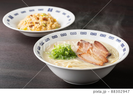 湯気が上がる、シズル感のある豚骨ラーメン 湯気が上がる、シズル感のある豚骨ラーメン 88302947
